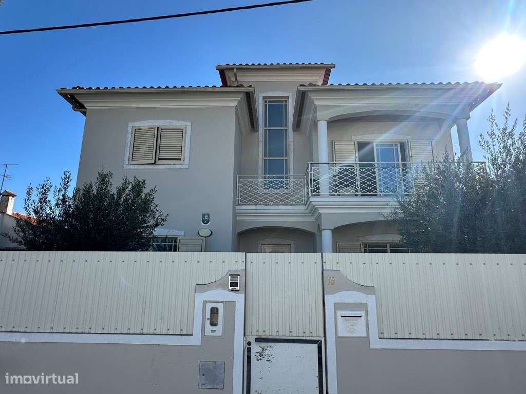 Vende-se Moradia V5 na Aroeira - Almada-25