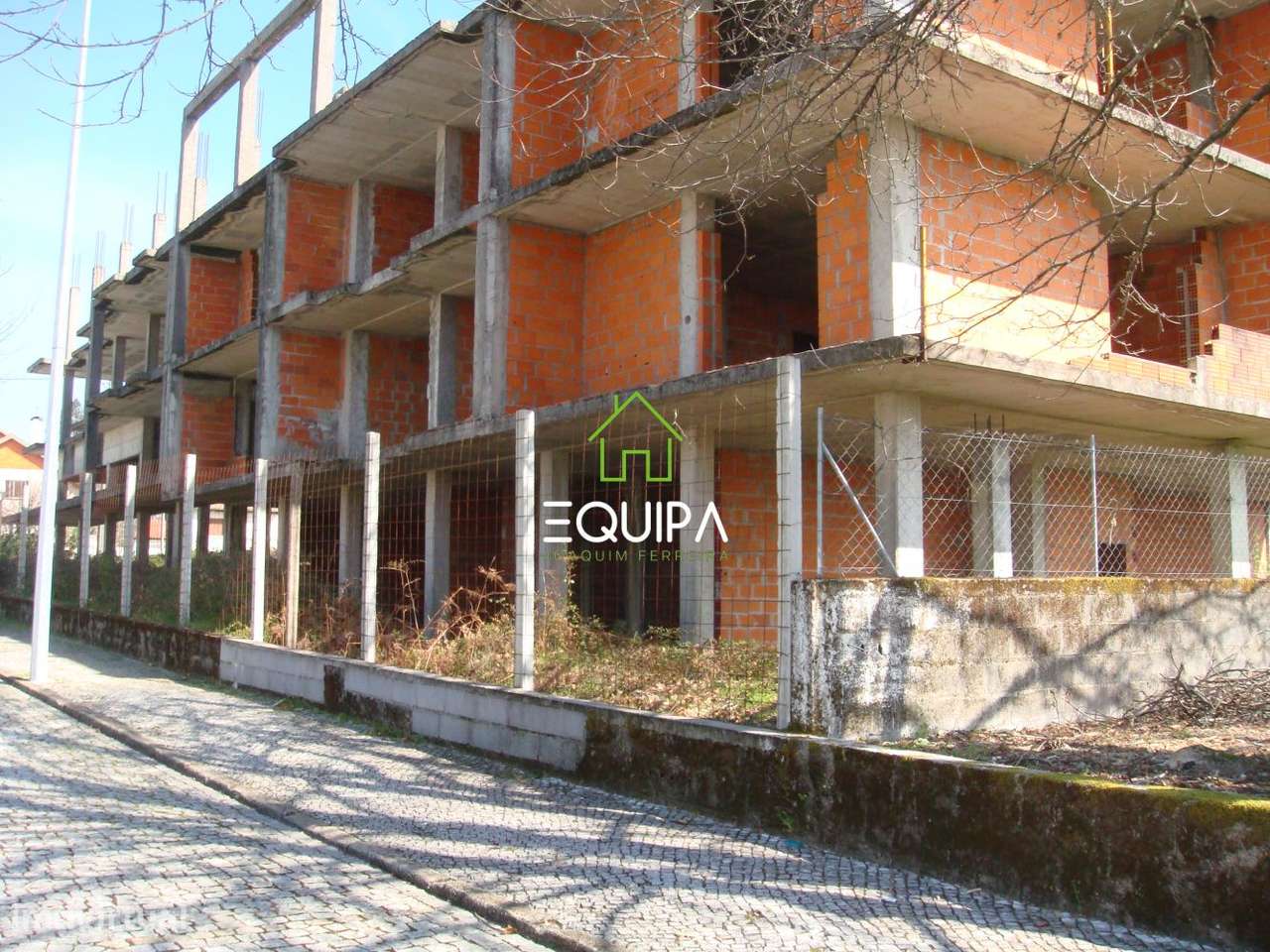 Prédio em Construção em Vila Nova de Paiva - Viseu - Em Frente a EB-15