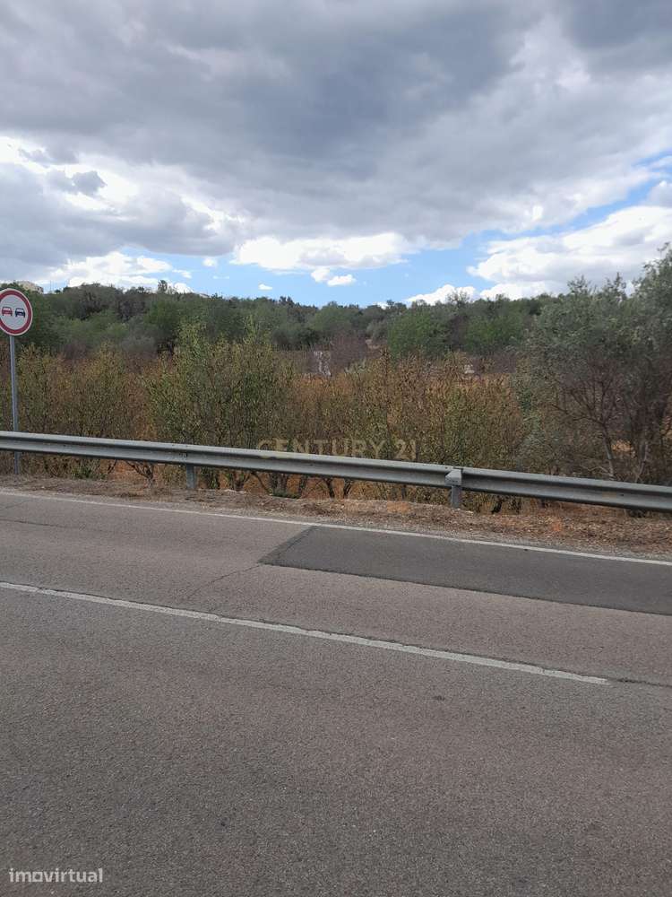 Terreno bem localizado - Grande imagem: 2/16