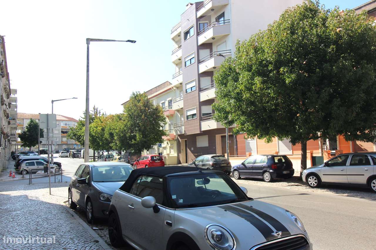 Apartamento T2 em zona central de Almada-13