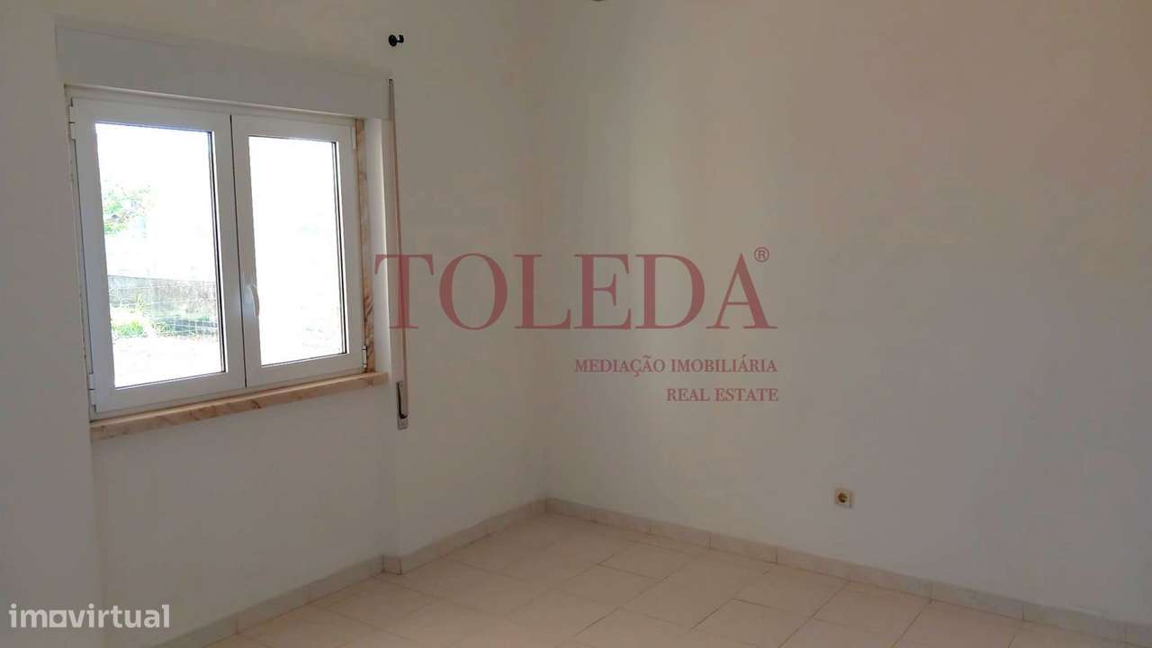 Moradia Bifamiliar com 2 T3 em Vialonga-15