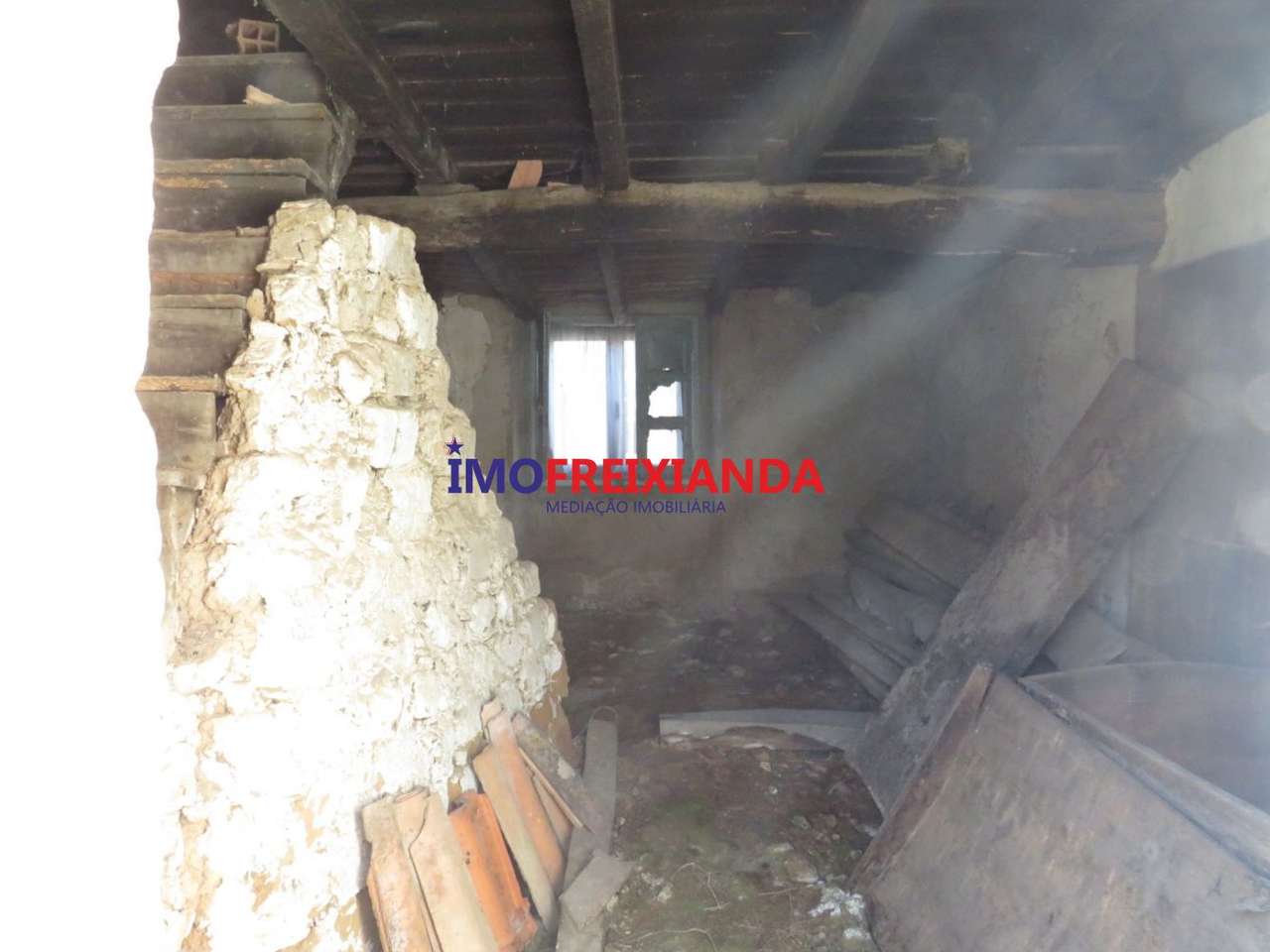 Moradia no centro da Vila da Freixianda-13