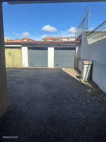 Garagem individual localizada no Fogueteiro, Seixal.-0