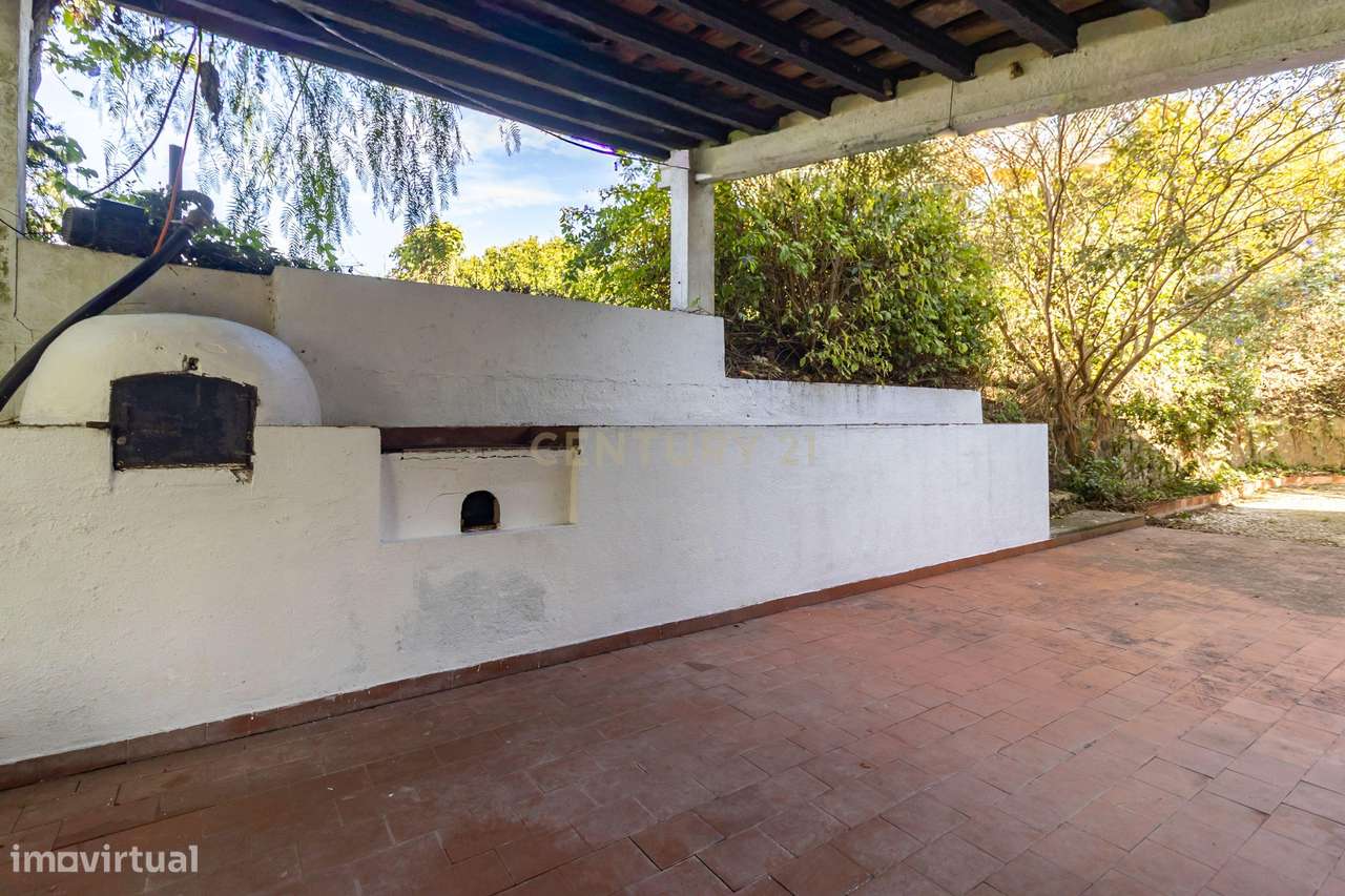 Moradia com construções de apoio, piscina e localização priviligiada-37