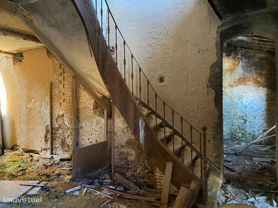 Grande moradia para recuperar, vistas desafogadas, São Gregório-7