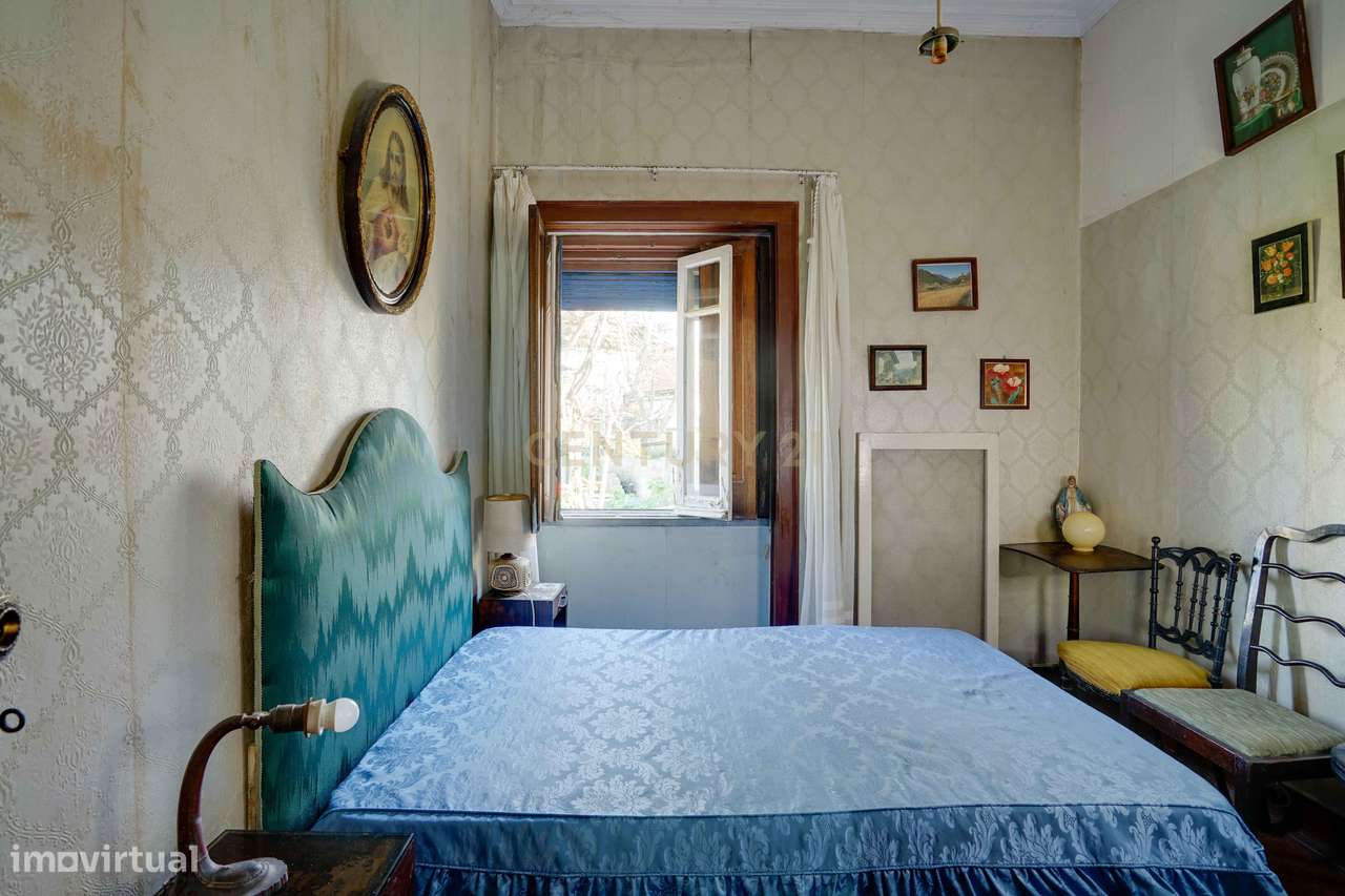 Moradia independente T6, situada no coração da linha de Cascais, junto-19