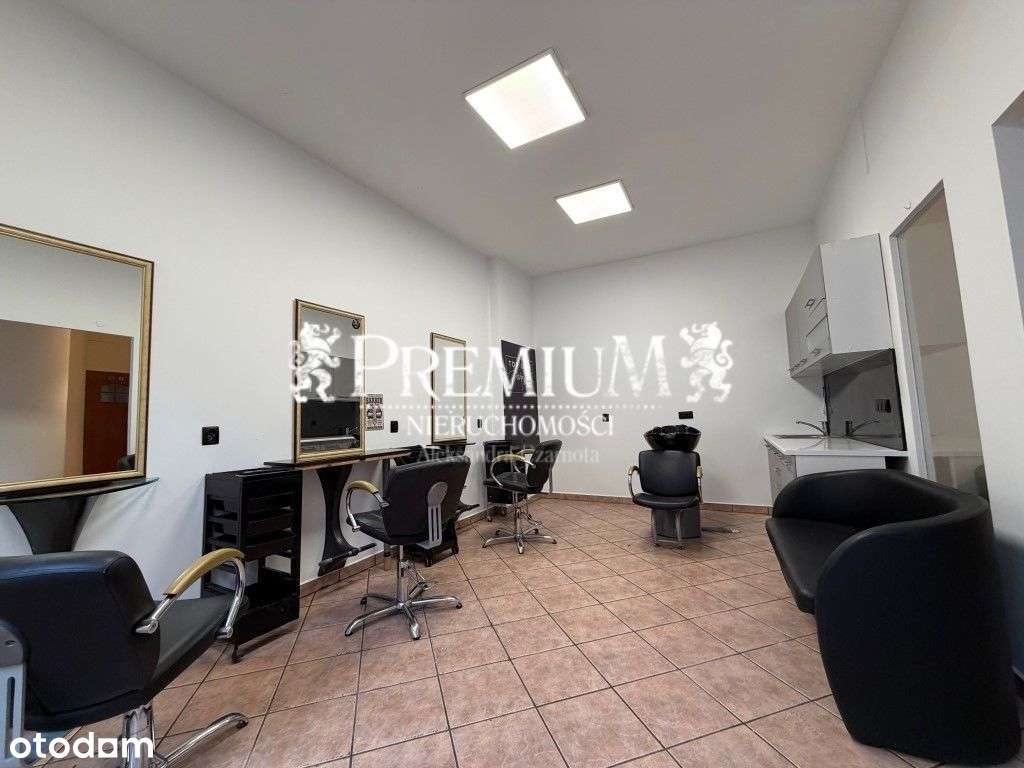 Lokal użytkowy z witrynami na parterze kamienicy-3