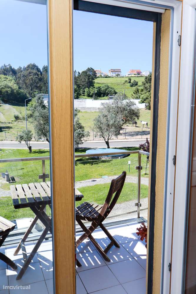 Apartamento T3 Com Garagem Dupla Em Zona Tranquila De Canecas