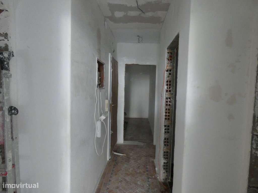 Apartamento T3, em fase de remodelação total, Falagueira-Venda Nova... - Grande imagem: 3/19