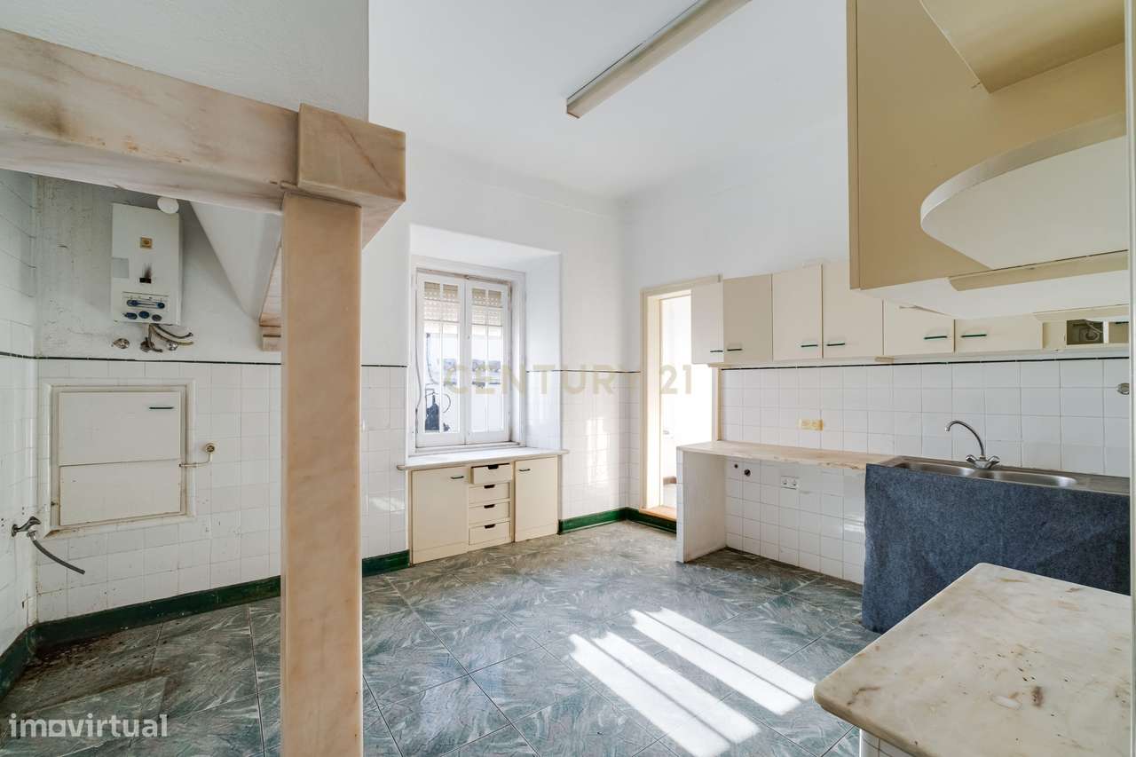 "Exclusiva Moradia Senhorial no Coração Histórico de Évora."-13