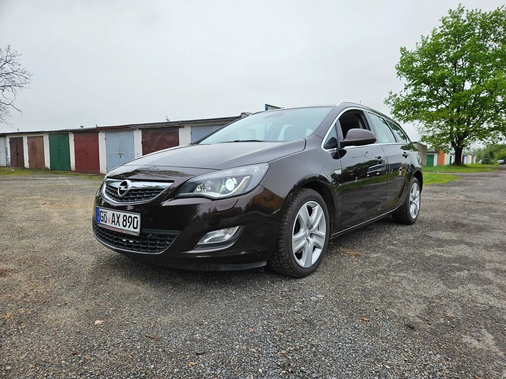 Opel Astra J 2011