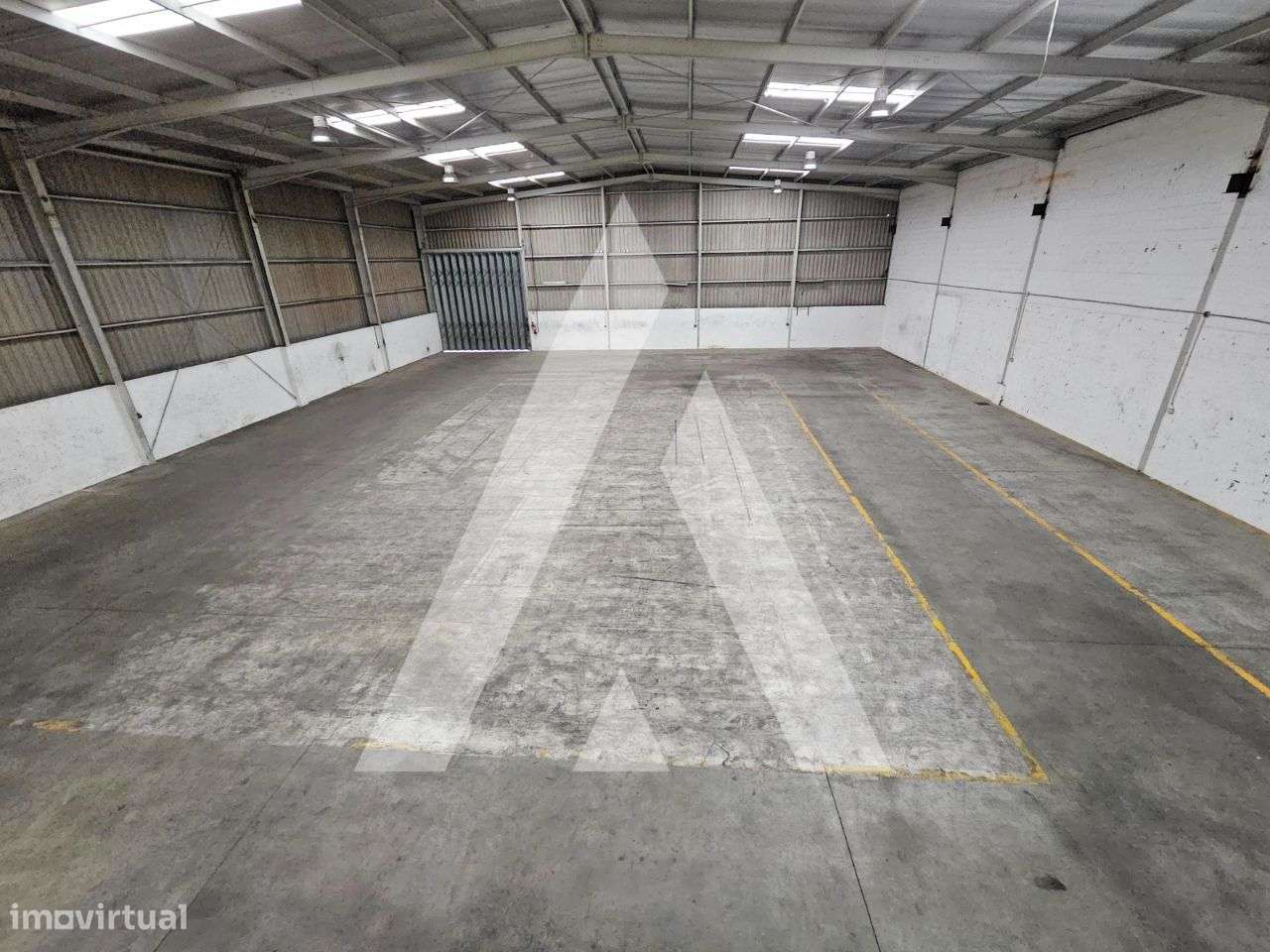 Armazém com dois pisos e balneários em Oiã - Grande imagem: 1/28