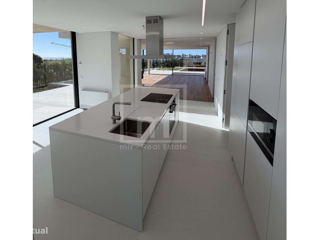 Moradia de Luxo V3+1 - Vista Mar e Rio-8