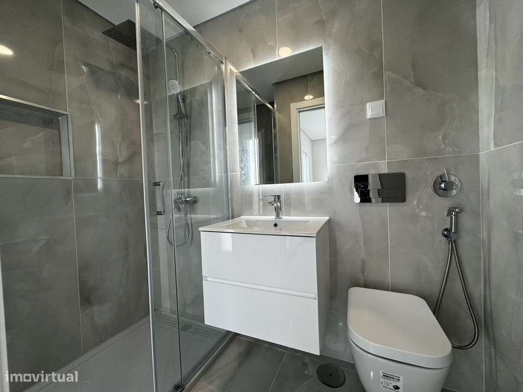 Moradia com 3 Suites, Garagem, Logradouro, Churrasqueira e Piscina-35