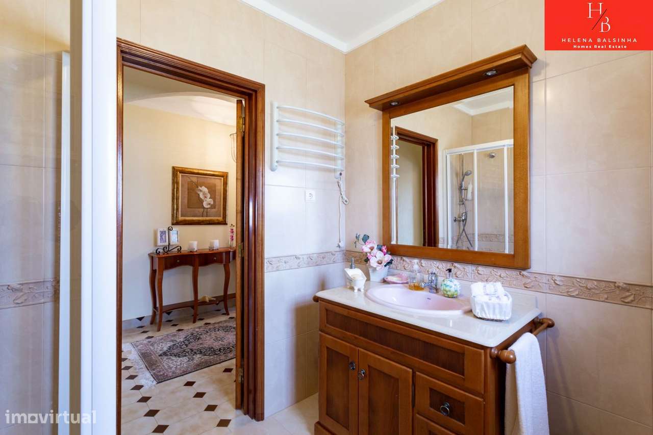 Bonita moradia V6, situada nos Casais de São Lourenço, junto à pra-46