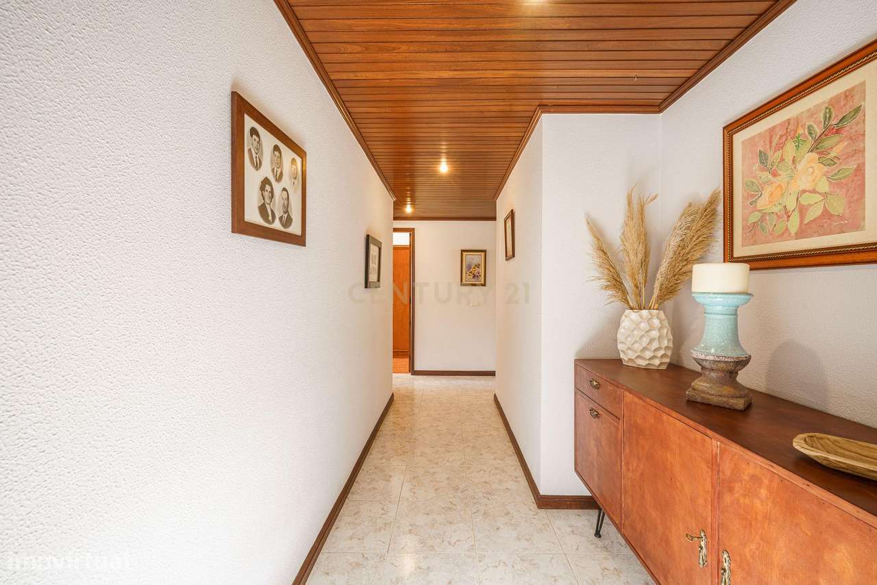 APARTAMENTO T4  CONVERTIDO EM T3 , SEMI REMODELADO, EM SETÚBAL-5