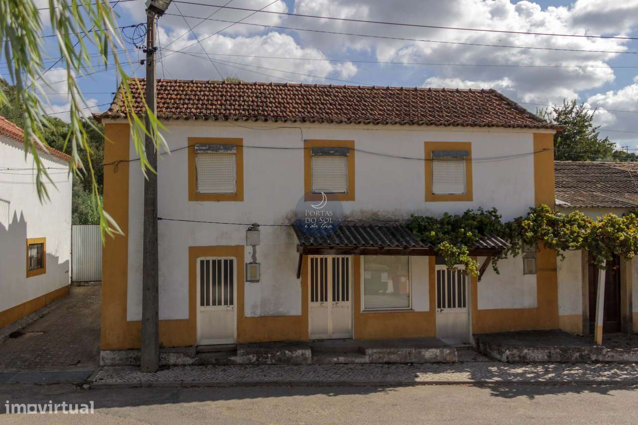 Moradia c/ Habitação, Comércio e Terraço na Aldeia - Grande imagem: 1/10