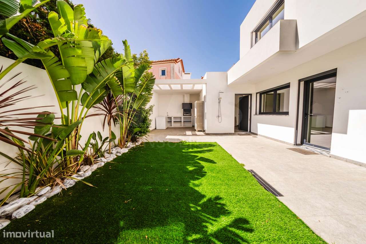 Moradia T3+2 Moderna com Vista Mar e Terraço Panorâmico-29