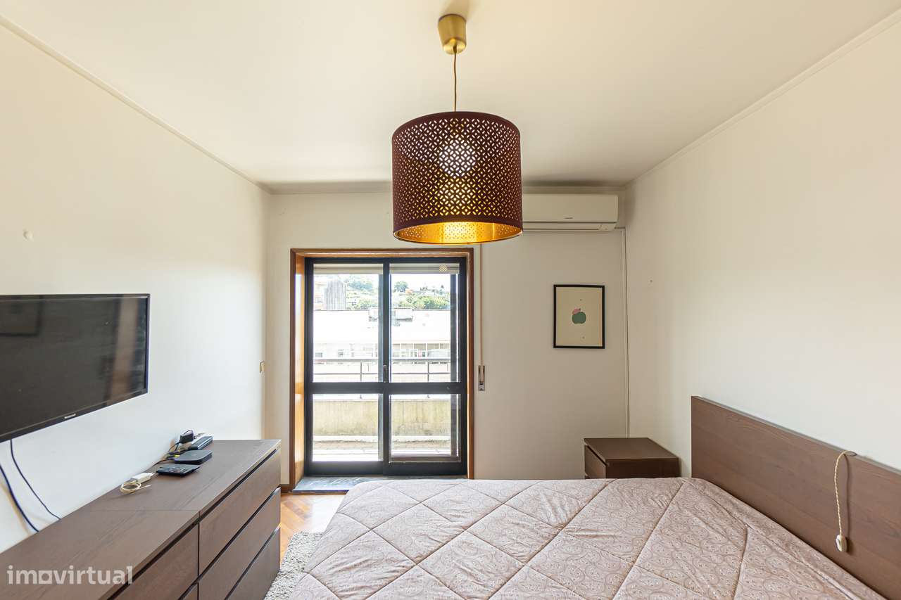Apartamento T2 com varanda e garagem fechada em Mafamude-2