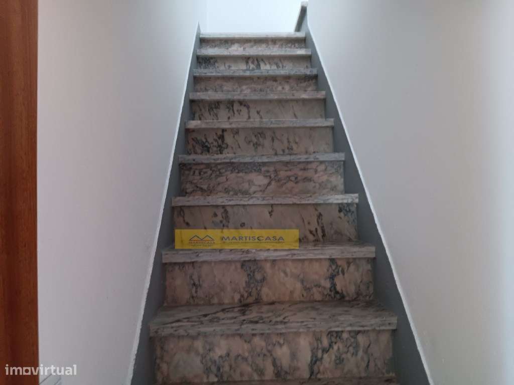 Moradia T4 totalmente remodelada, garagem, sotão e espaço exterior,...-46