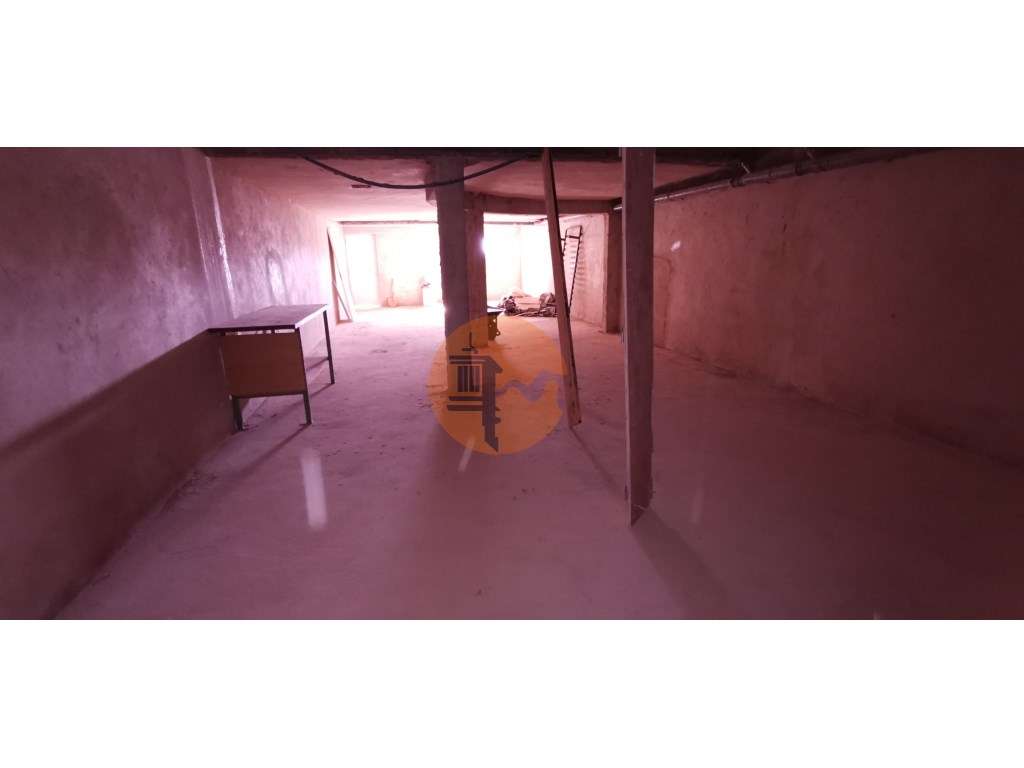 Moradia totalmente renovada numa zona calma onde predomina a habita...-51