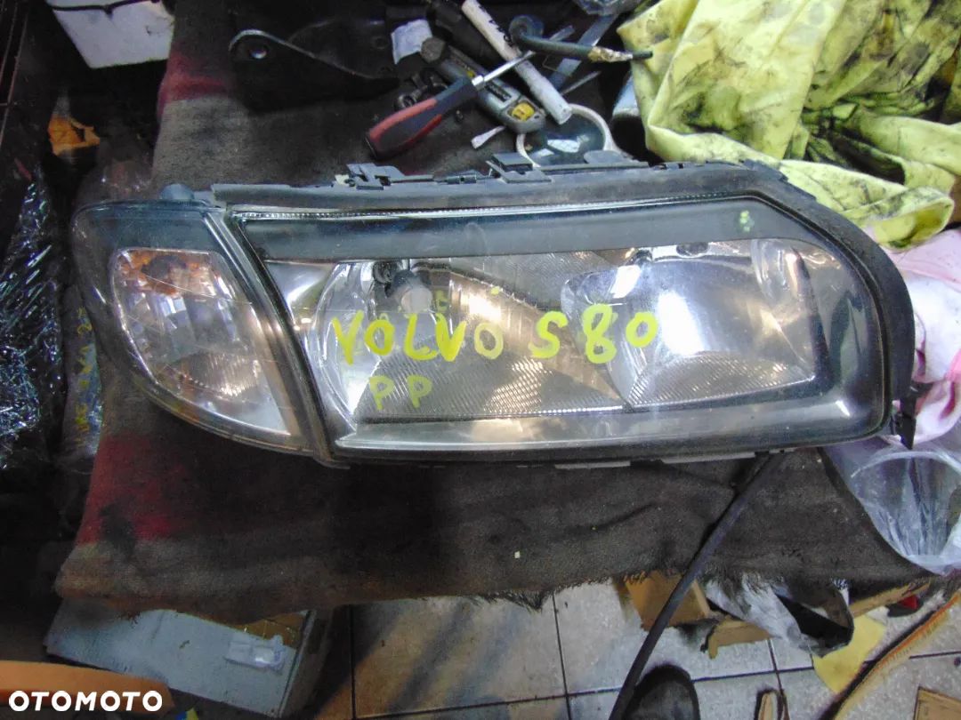 Lampy przód Volvo S80 prawy przód 150 zł lewy przód 50 zl - 1