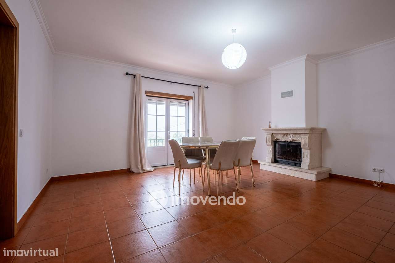 Moradia geminada T3, com áreas amplas e garagem, em Minde, Santarém - Grande imagem: 2/41