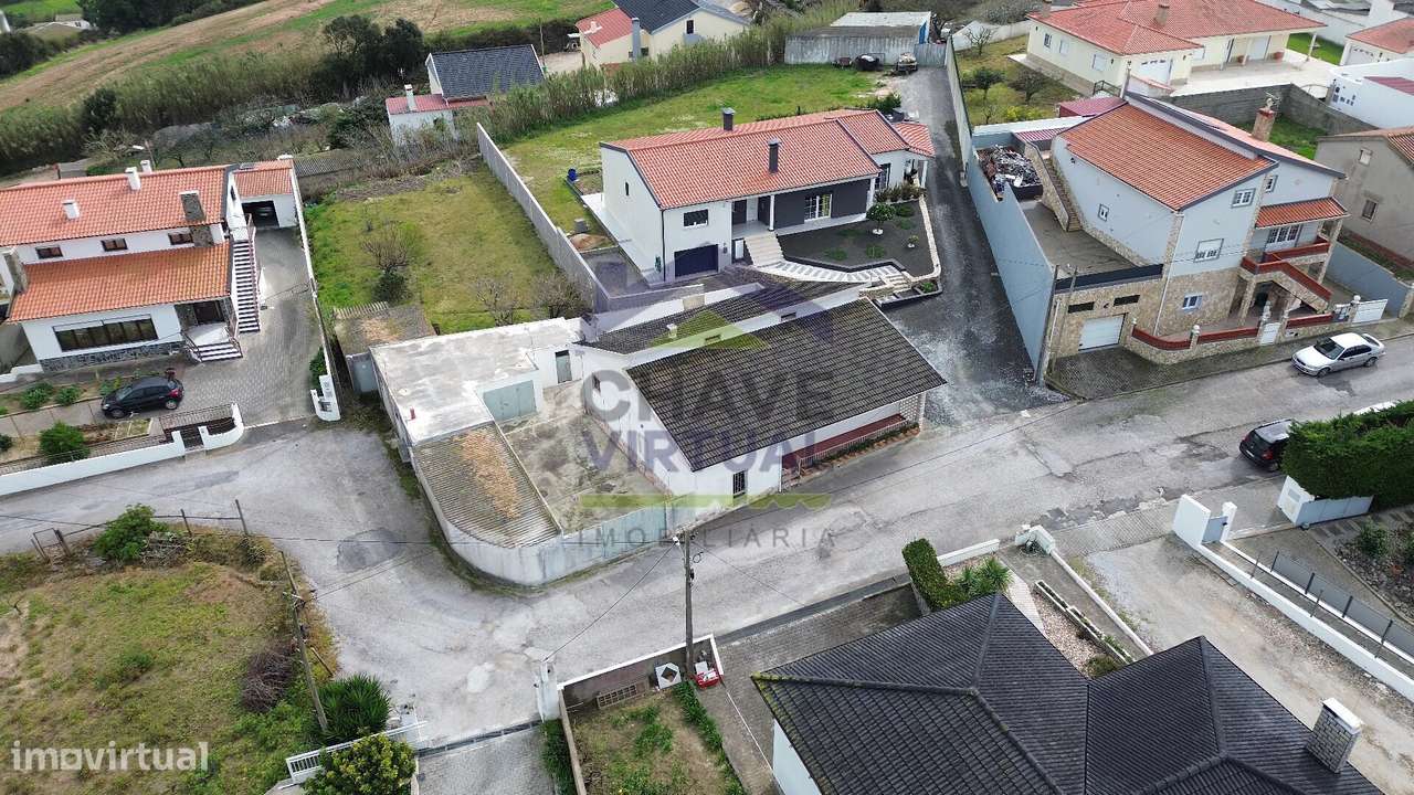 Moradia V3 com Terreno Urbano e Garagem - Seixal, Lourinhã-53