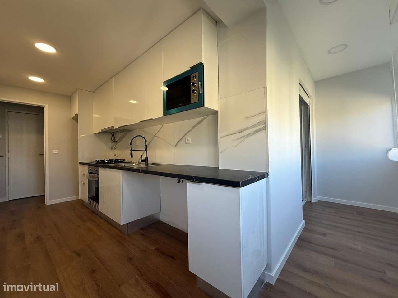 Apartamento T4 transformado em T3 Remodelado no Laranjeiro, Almada-7