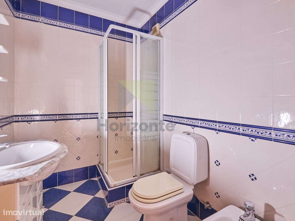 Moradia T4 com Excelente Localização-14