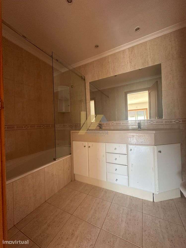 Apartamento T2+1 com varanda e dois lugares de garagem-7