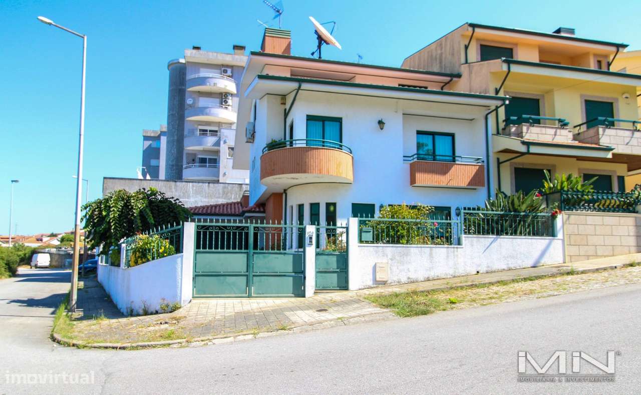 Moradia T4 de Gaveto em Gondomar: Luxo, Sol e Acesso Imediato à A41-48