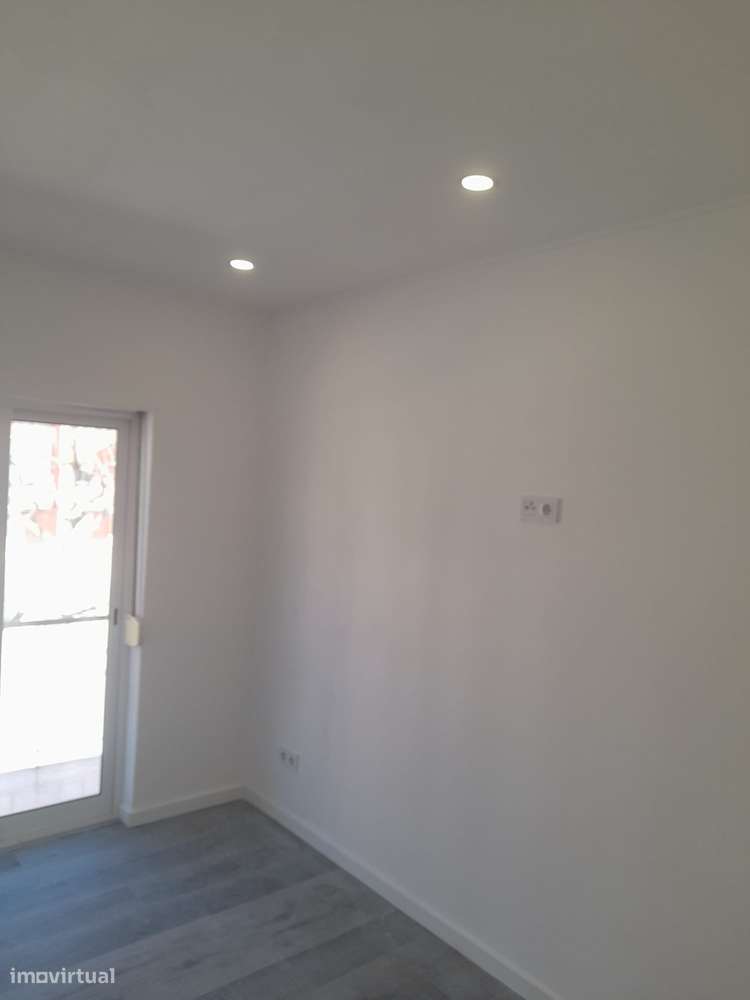 Apartamento T2 com varanda na Baixa da Banheira-13
