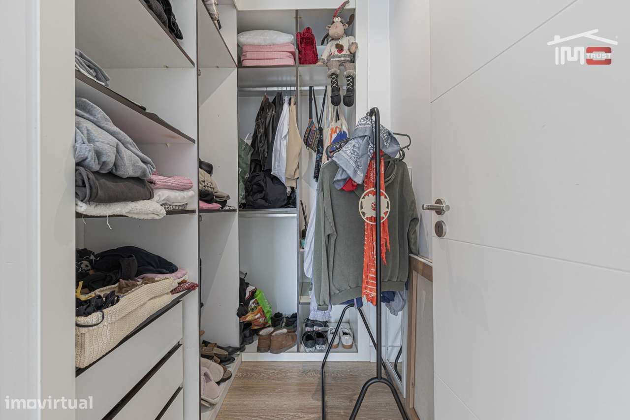 Moradia T4 com Suite, Garagem e Churrasqueira em Santo António da C...-21