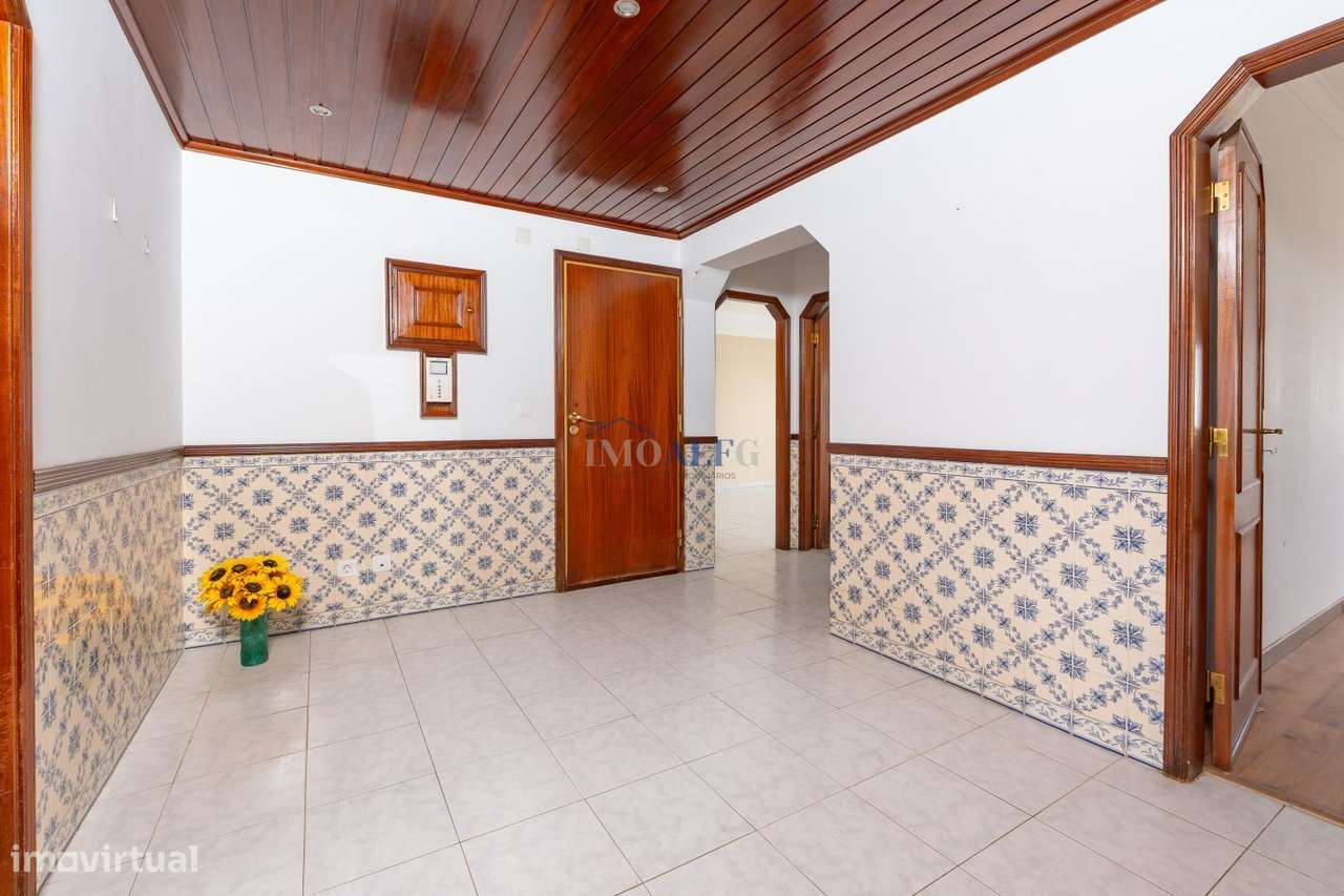 Apartamento T3 no centro de Vialonga com elevador-5