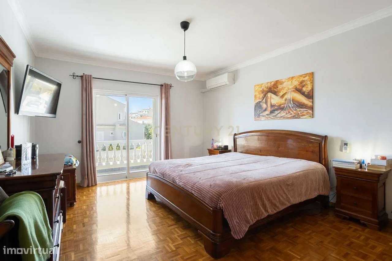 Moradia T3 com piscina e amplo espaço exterior-17
