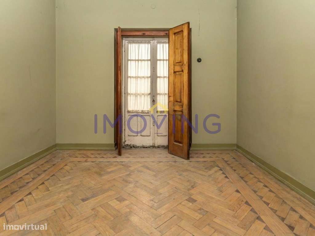 Prédio, moradia e garagens para Investimento-18