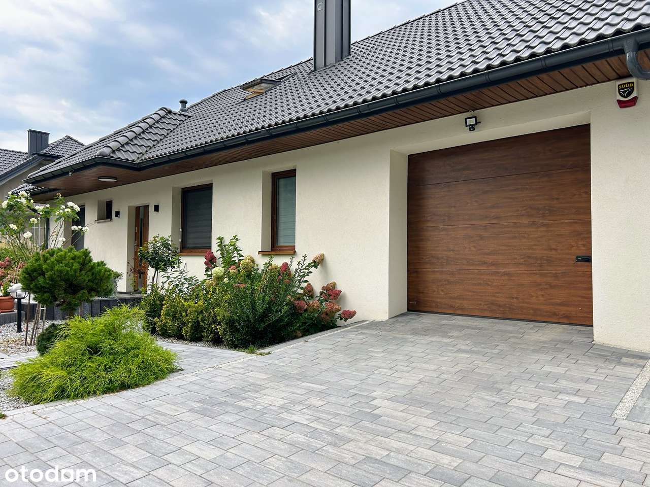 Nowoczesny dom z garażem i zadbanym ogrodem w podmiejskiej okolicy-1