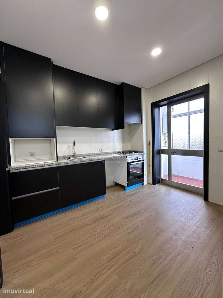 Apartamento T3 totalmente renovado no centro de Rio Tinto-5