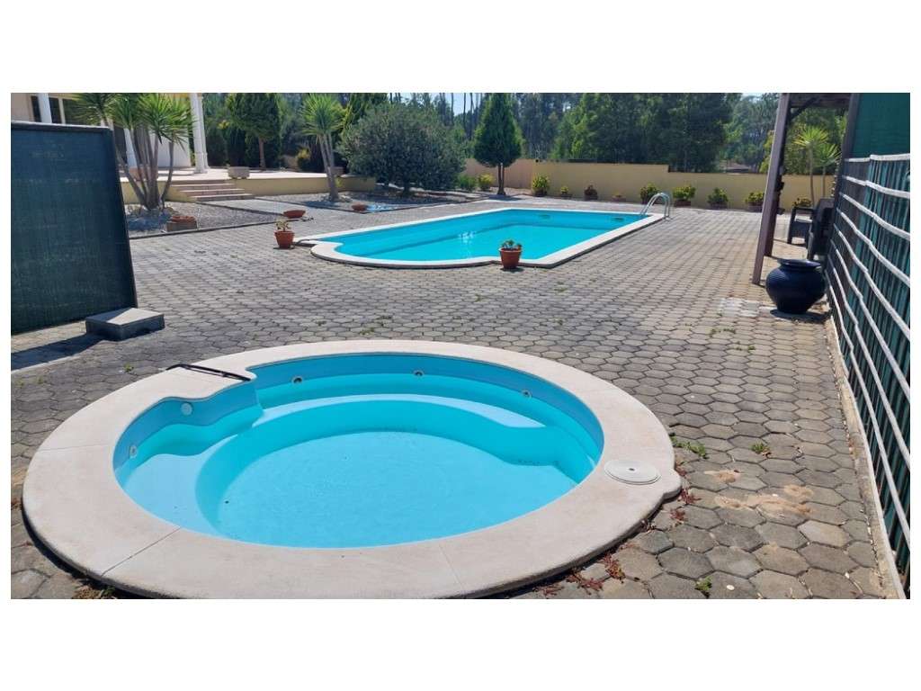 Moradia térrea, individual T4 com piscina e jacuzzi, zona Coimbrão-24