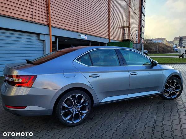 Skoda Superb 2.0 TDI DSG Sportline - 5