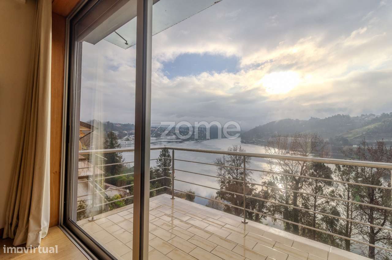 Moradia T3 | 3 Suítes e Piscina com Vista Rio-18