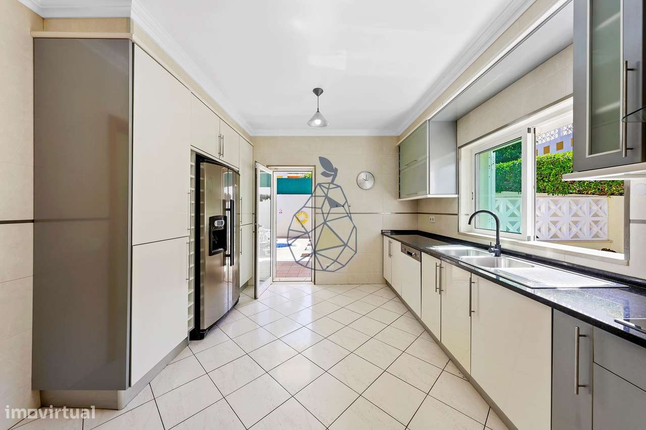 Moradia T5 com Piscina Privada, Jardim e 5 Suites em Montechoro, Albuf-7