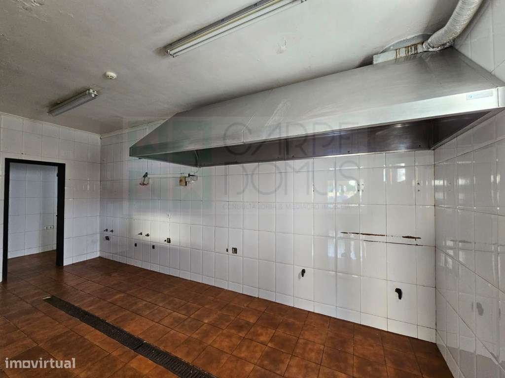 Prédio com Comércio e 2 apartamentos, em Mem Martins, Sintra-10