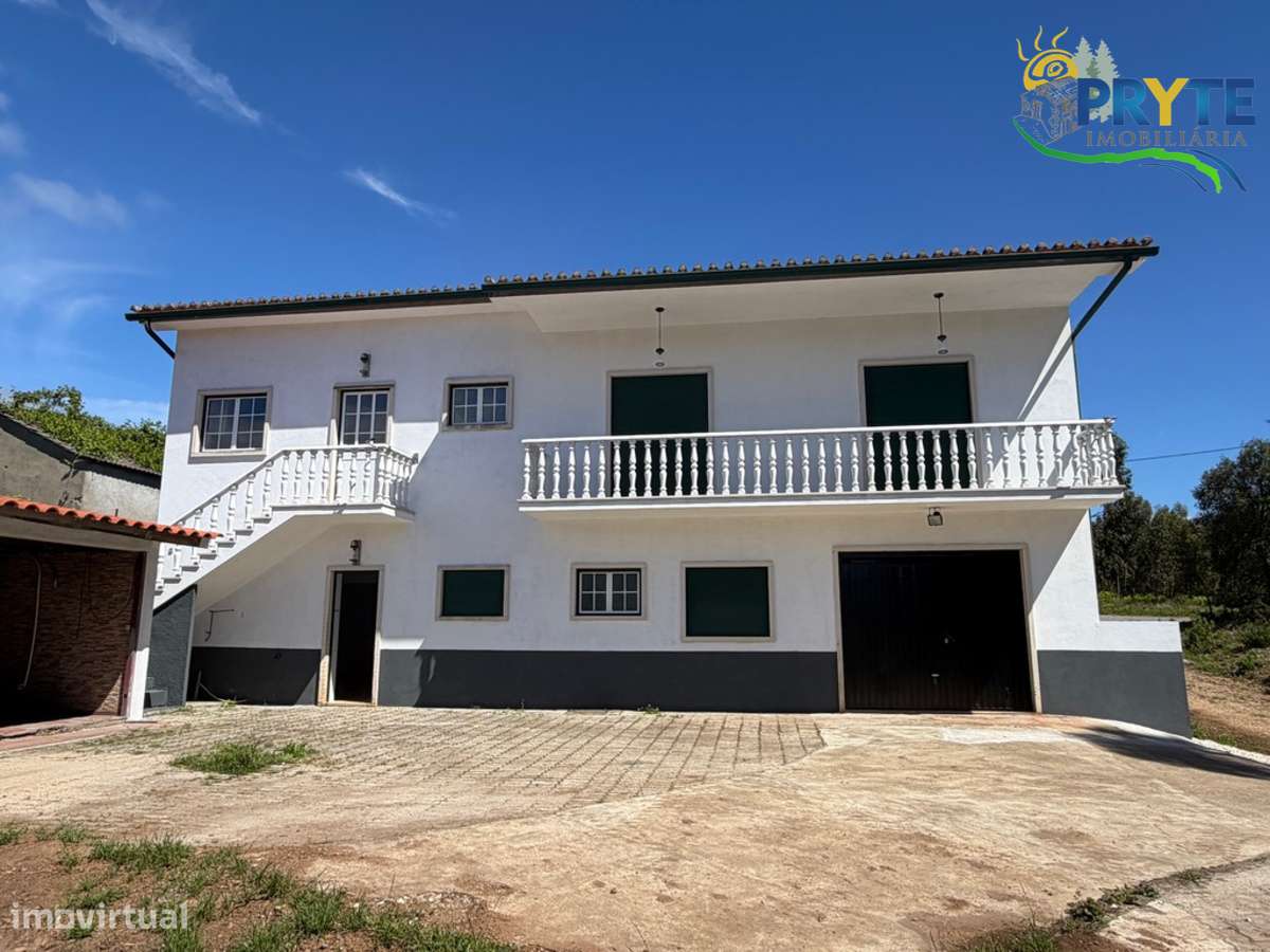 Moradia em Excelentes Condições com Amplo Terreno - Oportunidade Única-10