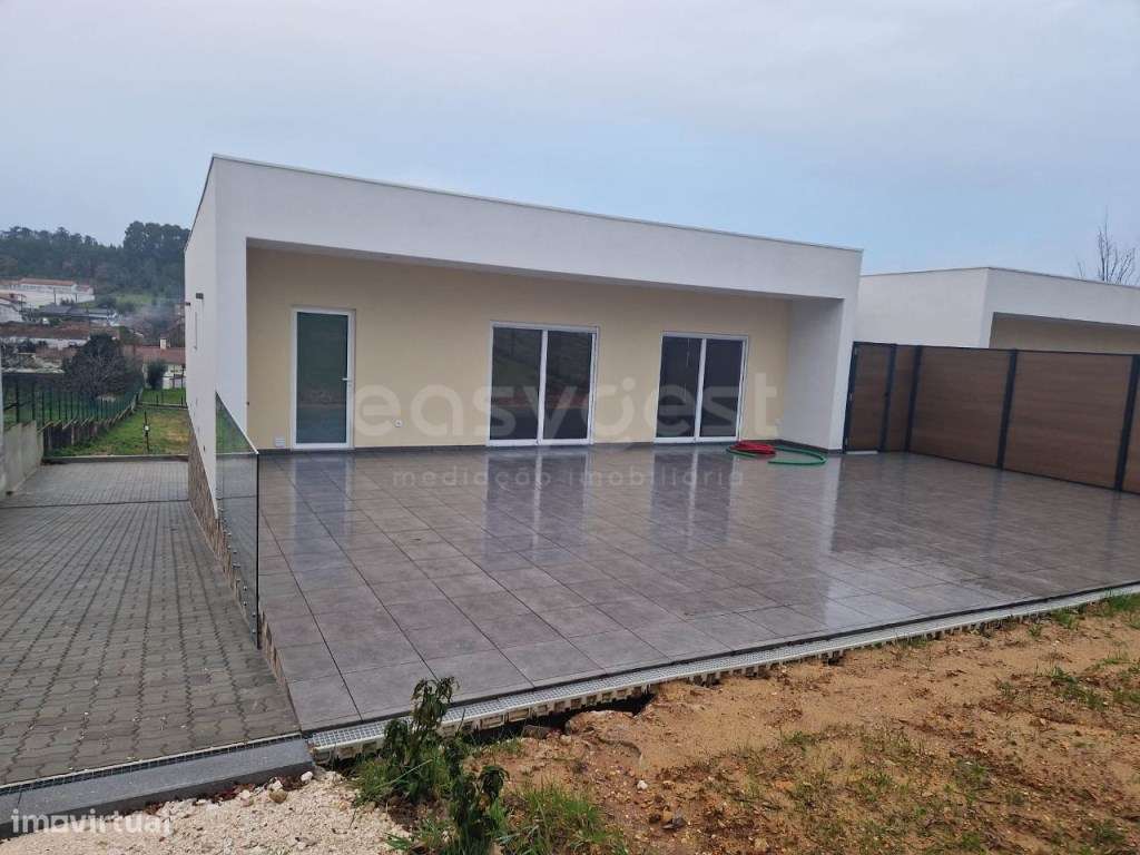 Moradia T3 Nova com lagradouro, situada em Mogofores, Anadia-6