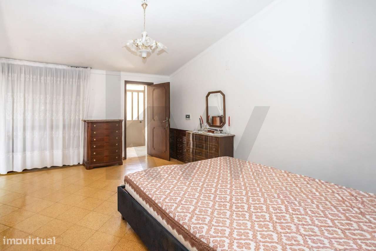 Fantástica Moradia T4 (10 Divisões) com Terreno de 869 m2 – Imenso Pot-18