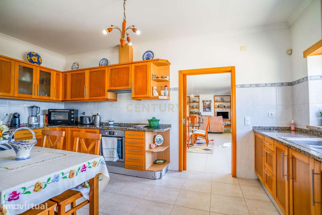 Moradia T6, localizada numa das zonas mais valorizadas do Oeste-7