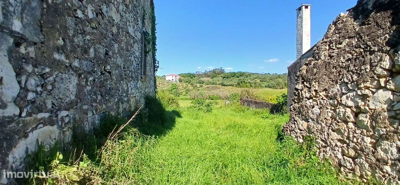 Moradia em pedra, devoluta para recuperar, com terreno. - Grande imagem: 2/15