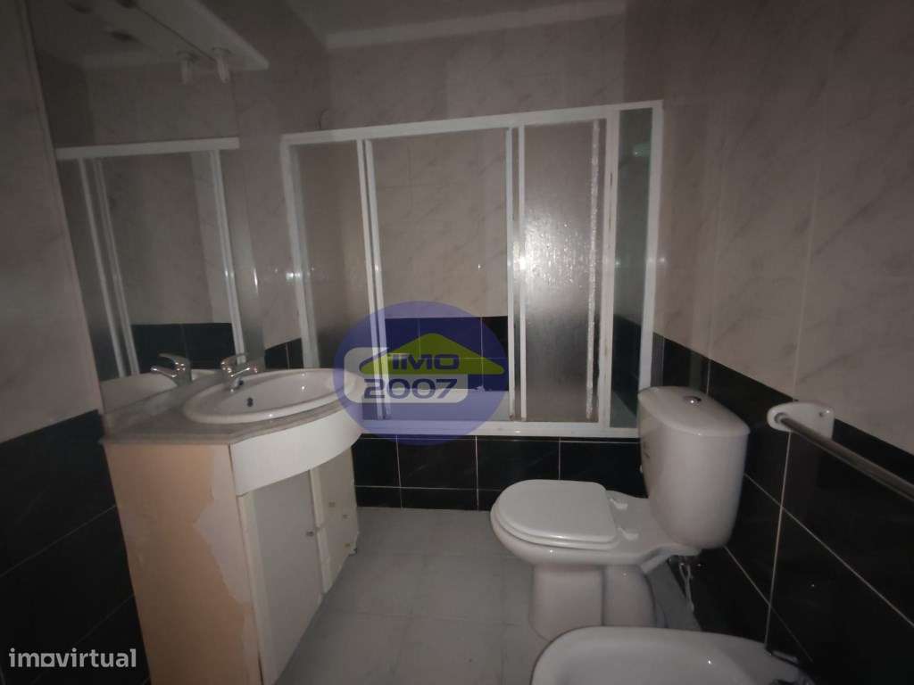 Apartamento T2 com terraço em Canelas-23